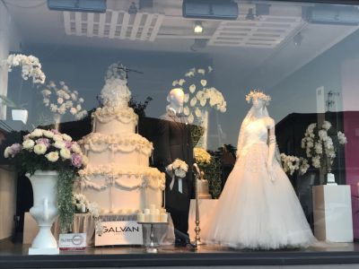Alterego laboratorio floreale dedica una vetrina agli sposi con un abito GALVAN SPOSA